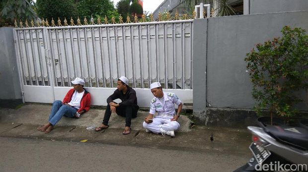 Massa LPI Datangi Rumah Firza Husein