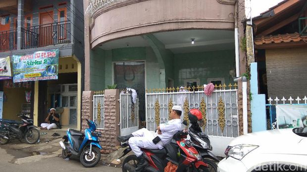 Massa LPI Datangi Rumah Firza Husein