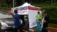 Meski Hujan, Massa Aksi 212 Mulai Berdatangan Ke Depan Gedung DPR