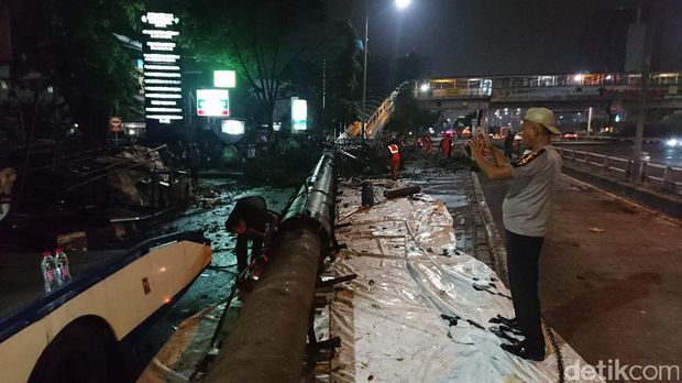 Baliho Roboh di Depan RS Harapan Kita, Lalin Ditutup Sementara