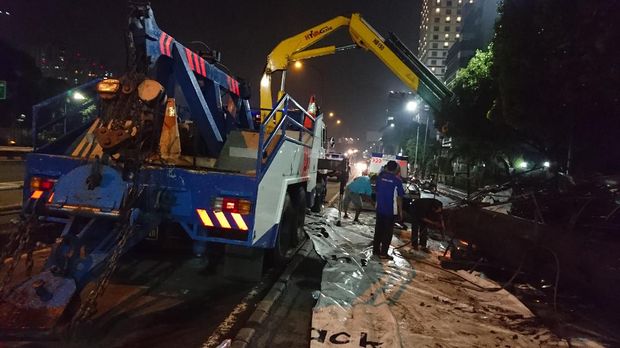 Baliho Roboh di Depan RS Harapan Kita, Lalin Ditutup Sementara