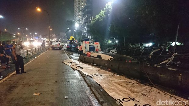 Baliho Roboh di Depan RS Harapan Kita, Lalin Ditutup Sementara