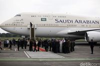 "God Bless You" dan "HZ-HM1" di Bodi Pesawat Raja Salman