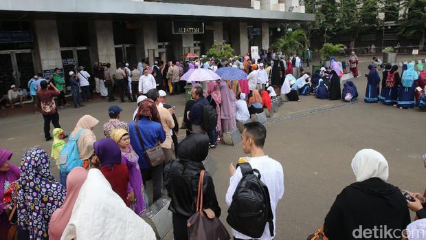 Masyarakat Padati Masjid Istiqlal Jelang Kunjungan Raja Salman