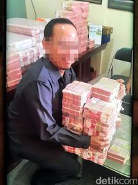 Penampakan Sekretaris Komura Memeluk Tumpukan Uang Miliaran Rupiah
