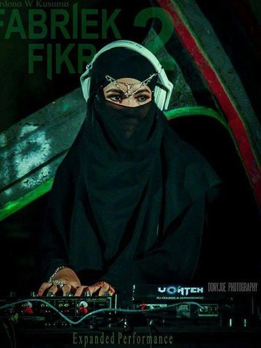 Mengenal Ariska Wigatiningtyas, DJ Berhijab yang Viral karena Cadar
