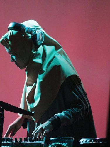 Mengenal Ariska Wigatiningtyas, DJ Berhijab yang Viral karena Cadar