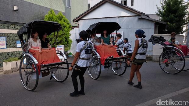 Serunya Naik Becak Tarik Bergaya Pac-Man di Osaka
