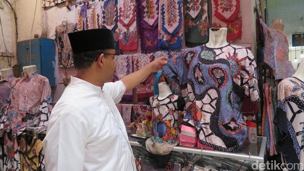 Mampir di Pekalongan, Anies Kunjungi Pasar Pemasok Batik ke Jakarta