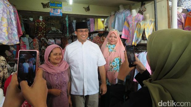 Mampir di Pekalongan, Anies Kunjungi Pasar Pemasok Batik ke Jakarta