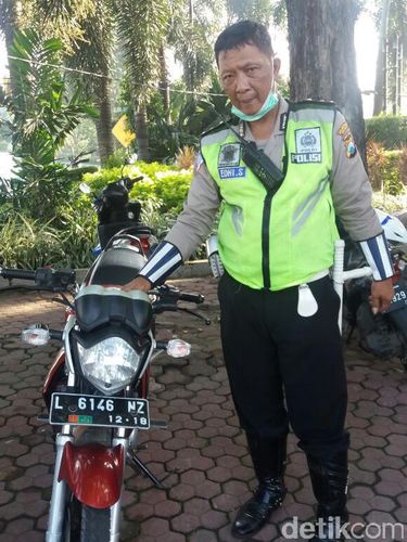 Pria Naik Motor Berkemeja dan Bercelana Dalam Bernama Eksan