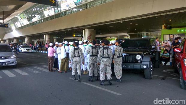 Teriakan Takbir Sambut Kedatangan Habib Rizieq di Bandara Juanda