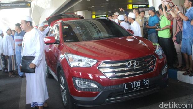 Teriakan Takbir Sambut Kedatangan Habib Rizieq di Bandara Juanda