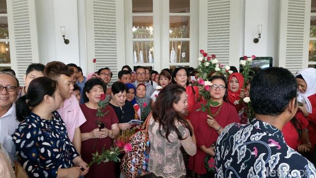 Bunga dan Tangis Warga Sambut Ahok di Balai Kota