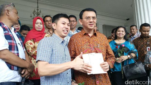 Bunga dan Tangis Warga Sambut Ahok di Balai Kota