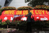 Karangan Bunga 'Ayo Dukung OKE OCE' di Balai Kota Dirusak