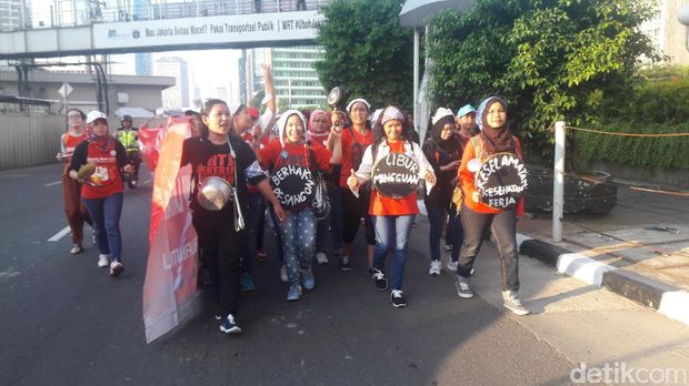 Bawa Peralatan Rumah Tangga, Massa PRT Berdatangan ke Patung Kuda