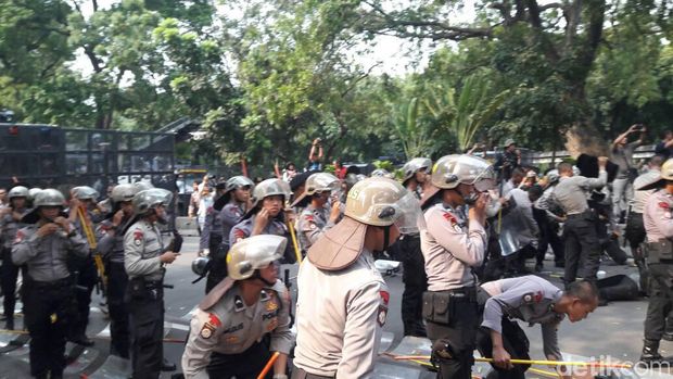 Massa Buruh Dorong dan Lempari Pagar Berduri di Medan Mereka Barat