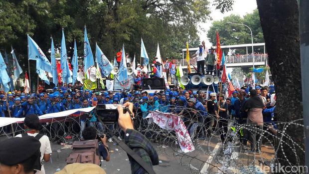 Massa Buruh Dorong dan Lempari Pagar Berduri di Medan Mereka Barat