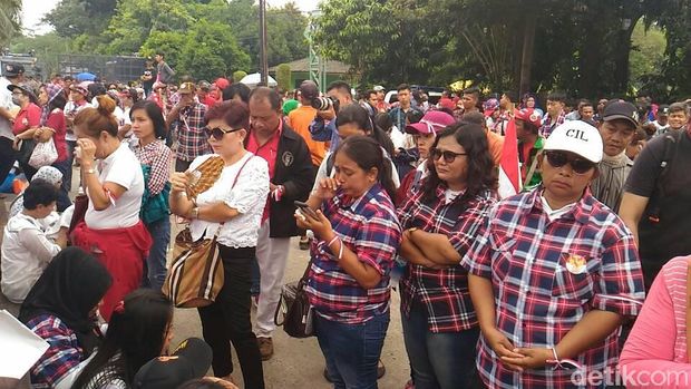 Massa Pro Ahok Nyanyikan Lagu Gugur Bunga dan Maju Tak Gentar