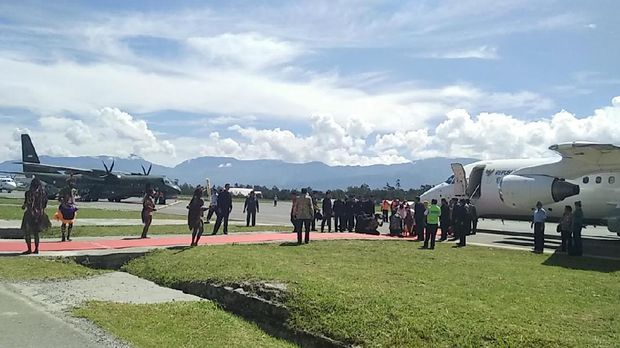 Bertolak ke Wamena, Jokowi Tinjau Jalan Trans Papua