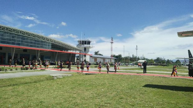 Bertolak ke Wamena, Jokowi Tinjau Jalan Trans Papua