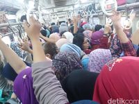 Curhat Netizen Soal Gerbong Wanita KRL: Lu Lembek, Lu Diinjek!