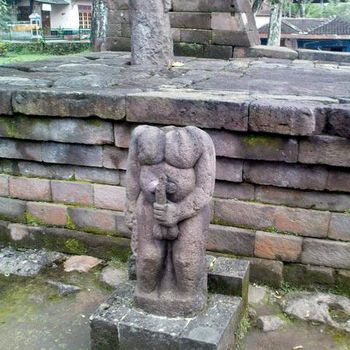 Candi Ini Punya Arca Penis 2 Meter & Relief Erotis
