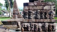 Candi Ini Punya Arca Penis 2 Meter & Relief Erotis