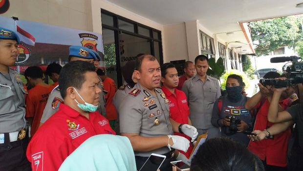 Polisi Tangkap Pengoplos Daging Ayam dengan Babi