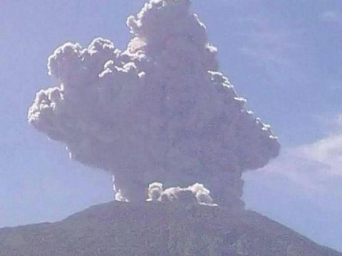 Gunung Marapi Meletus, Warga Diimbau Jauhi Area 3 Km dari Puncak