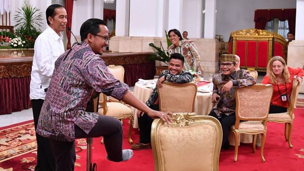 Sepeda Jokowi untuk Wartawan Istana Berkaus Kaki Bolong