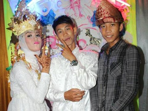 Nikah Usia 15 Tahun Bikin Pasangan SMP Ini Populer di Medsos