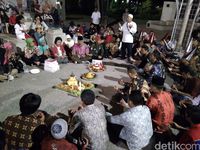 Tumpeng di Seberang Istana untuk Ulang Tahun Joko Widodo