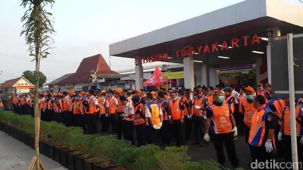 Ratusan Personel Siap Eksekusi Sarkem Yogya, Pedagang Pagar Betis