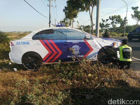 Mobil Patroli Polisi ini Kecoh Pengendara di Jalur Lamongan-Tuban
