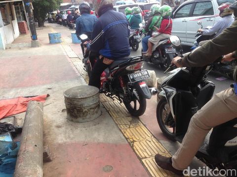 Pemotor yang Tetap Cuek Terobos Trotoar Kala Macet