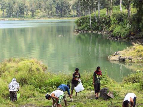 Salut! Mereka yang Membersihkan Sampah di Rinjani
