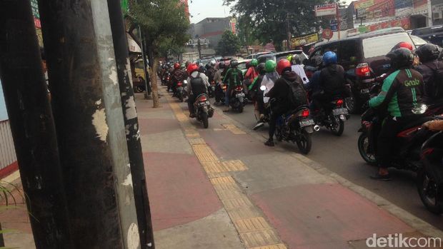 Pemotor yang Tetap Cuek Terobos Trotoar Kala Macet