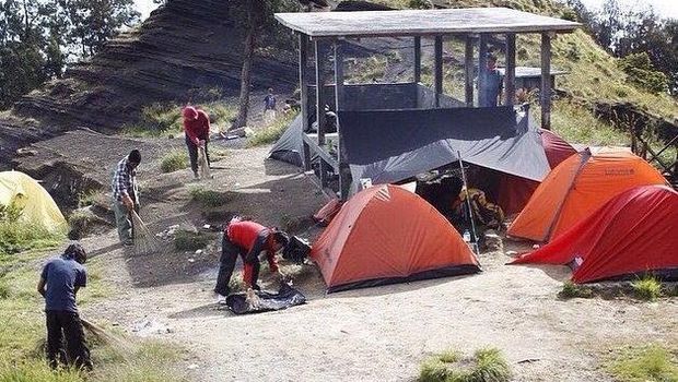 Salut! Mereka yang Membersihkan Sampah di Rinjani