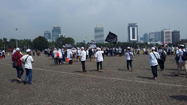 Bergerak ke MK, Massa Aksi 287 Lintasi Monas
