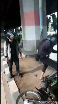 Pemotor Ini Rusak Motornya Karena Tak Terima Ditilang