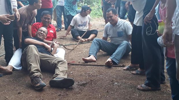 Serunya Anies Ikut Lomba Tarik Tambang hingga Tali Putus