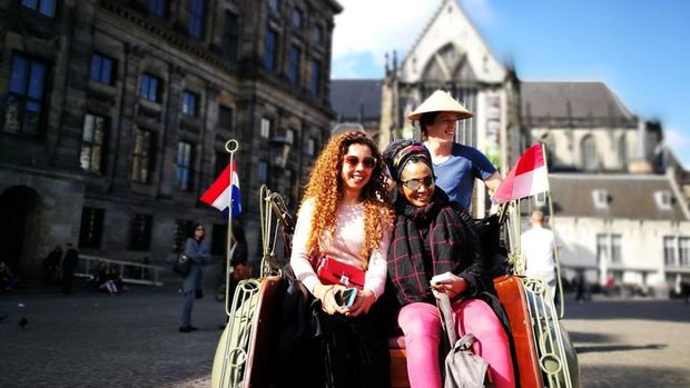 Bule Ganteng Ini Milih Jadi Tukang Becak di Amsterdam, SALUT!!