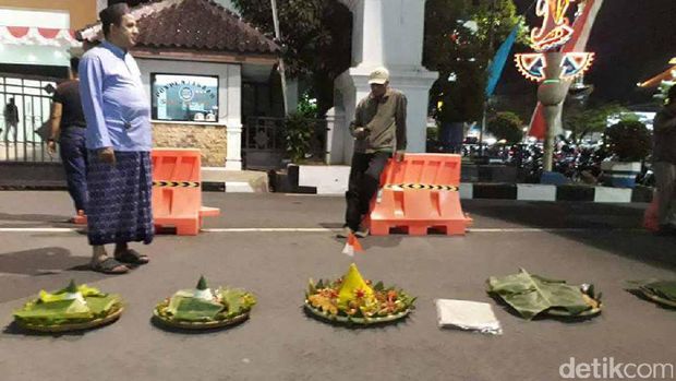 Warga Tegal Potong Tumpeng di Depan Balai Kota