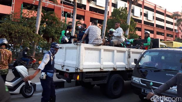 Razia Trotoar di Kemayoran, 15 Motor Ojek Online Diangkut Dishub