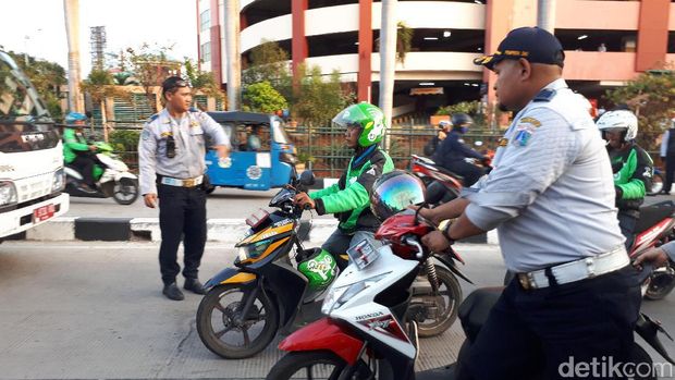 Razia Trotoar di Kemayoran, 15 Motor Ojek Online Diangkut Dishub