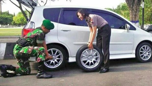 Cerita di Balik 'Romantisme' Prajurit TNI Bantu Polwan Ganti Ban