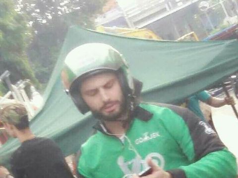Driver Ojek Online Bule ini Bikin Heboh Medsos, Minat Diantar?