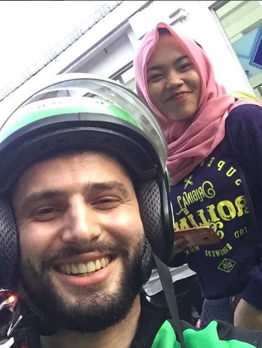 Driver Ojek Online Bule ini Bikin Heboh Medsos, Minat Diantar?